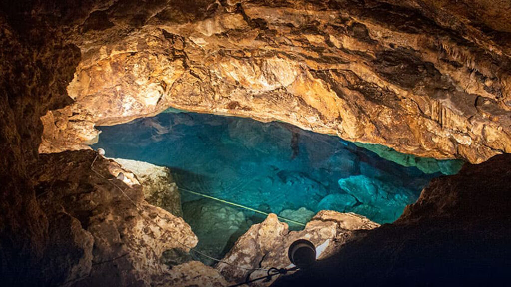<span data-flowtext="poi.cenote-manichan.title" data-flowtext-resolved="poi.cenote-manichan.title" data-flowtext-template="span" class="flowtext-wrapper flowtext-span-wrapper">Cenote Maní-Chan</span>